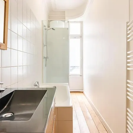 Chic Parisien, Parc Monceau Apartment