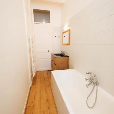 Chic Parisien, Parc Monceau Apartment *