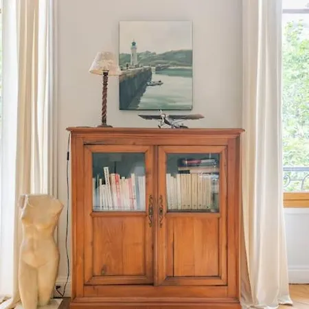 Chic Parisien, Parc Monceau Apartment