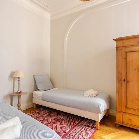 Chic Parisien, Parc Monceau Apartment Paris