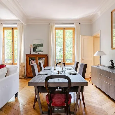 Chic Parisien, Parc Monceau Apartment