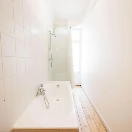 Chic Parisien, Parc Monceau Apartment *