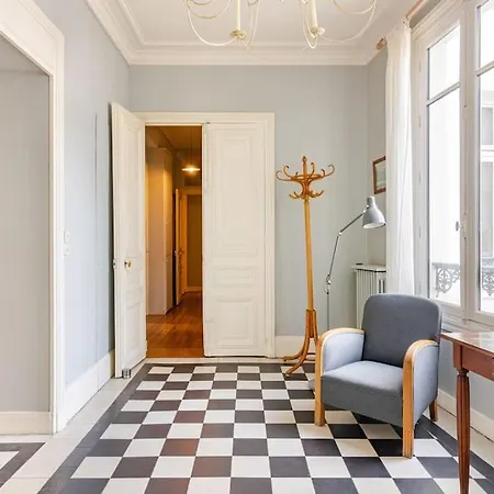 Chic Parisien, Parc Monceau Apartment Paris
