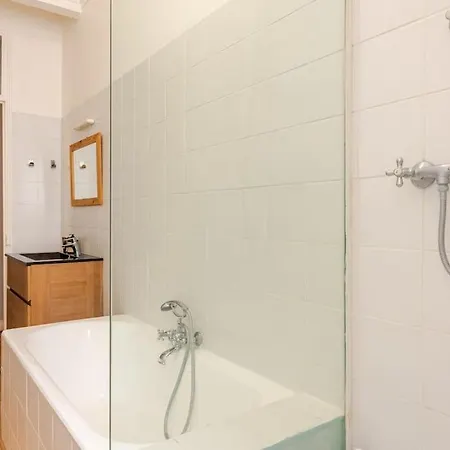 Chic Parisien, Parc Monceau Apartment